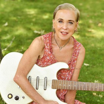 Kristin Hersh portrait with guitar
